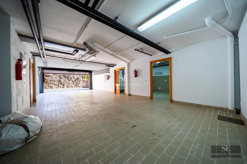 Spacious terrace with infinity pool, modern furniture and panoramic views. Wooden flooring and glass railing.