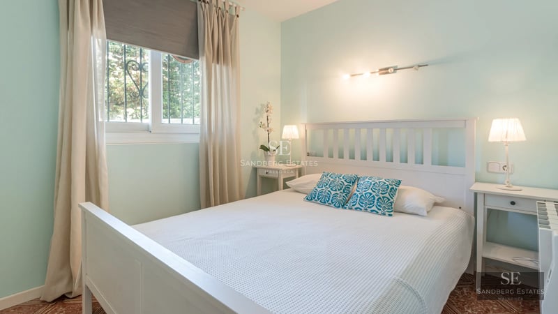 Exterior view of a modern villa with infinity pool, manicured garden and spacious terraces. Minimalist architecture with large windows.