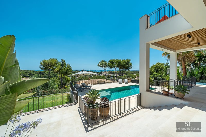 Façade moderne avec piscine étincelante. Architecture minimaliste, grandes baies vitrées et jardin luxuriant. Design contemporain et élégant.