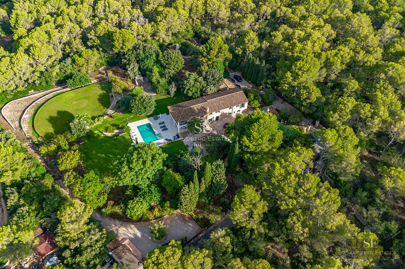 Spacious terrace with pool, sun loungers, and panoramic views. Modern design, ideal for relaxation and entertainment.