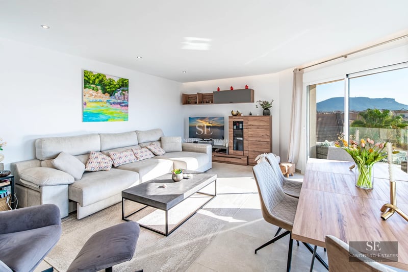 Image of a modern villa featuring an infinity pool, sun loungers, and panoramic views. Minimalist design, natural light, and high-end finishes.