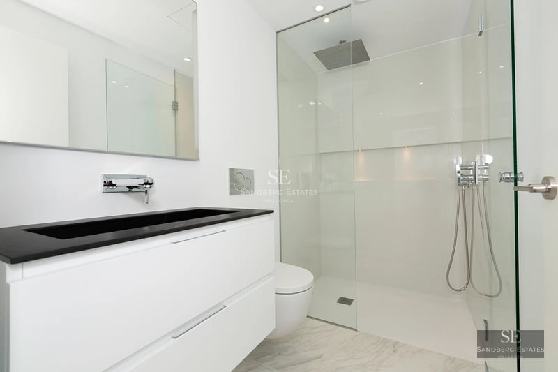 View of a modern pool with elegant design. Natural environment with vegetation. Minimalist architecture with clean lines and high-quality materials.