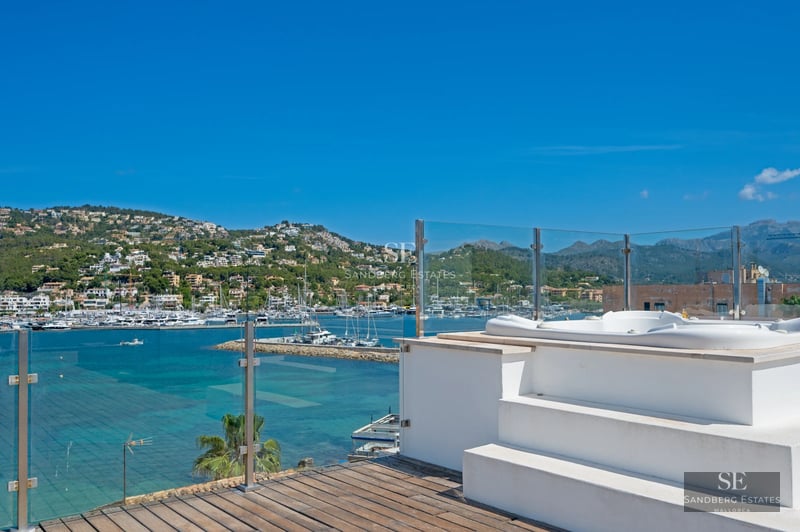 Pool, terrace and modern villa view. Minimalist design, ample natural light, elegant outdoor furniture, and panoramic views.