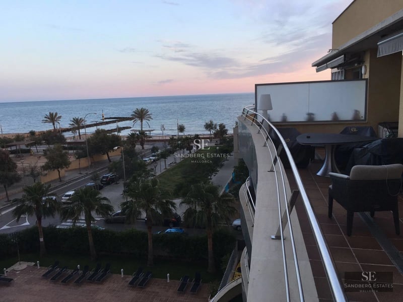 Grand balcon avec vue panoramique sur la mer. Design moderne avec garde-corps en verre. Soleil et détente dans un cadre unique.