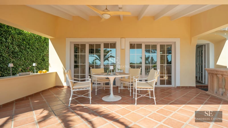 Exterior of a modern villa with an infinity pool. Minimalist design, large windows, and lush gardens. Ideal for relaxation and comfort.