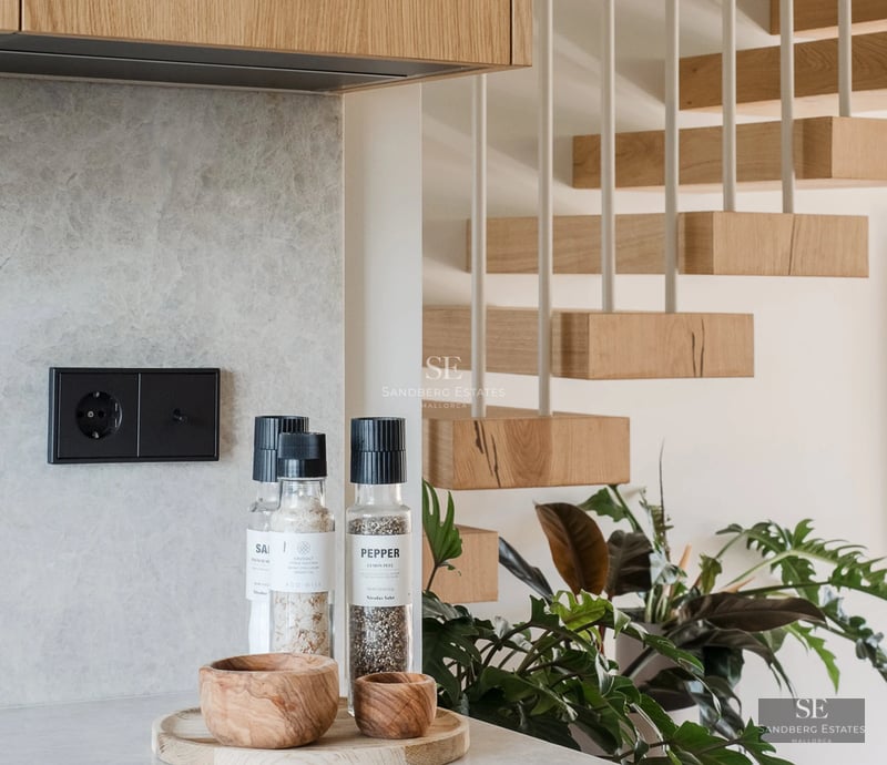 Exterior view of a modern villa. Sparkling pool, large windows and lush garden. Sleek and minimalist architecture.