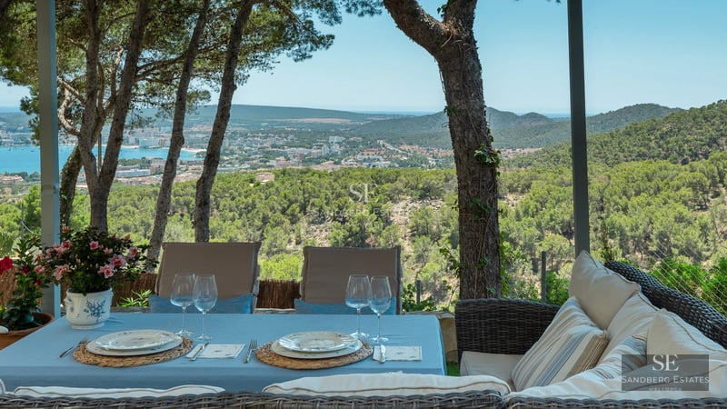 Panoramic view of a modern villa featuring an infinity pool, spacious terraces, and minimalist design. Lush gardens and cutting-edge architecture.