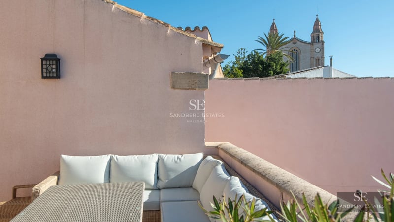 Image of a luxurious modern villa featuring an infinity pool, expansive terraces, and panoramic views. Minimalist architecture, high-quality finishes.