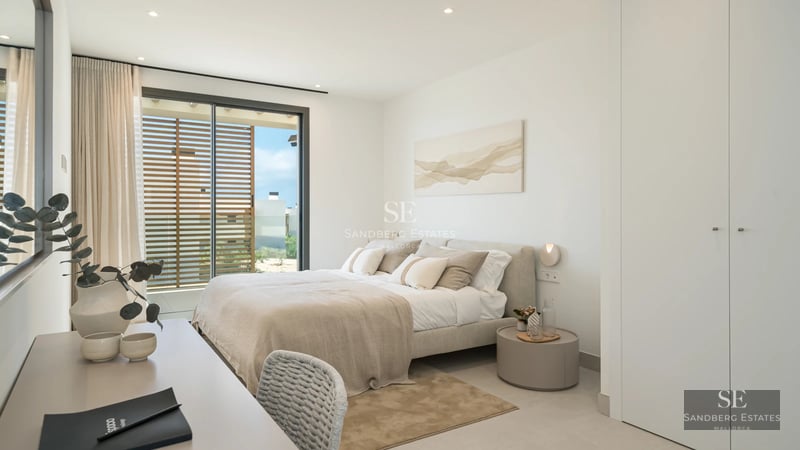 Image of an elegant pool with loungers, umbrellas, and lush greenery. Modern and relaxing design for enjoying the outdoors.