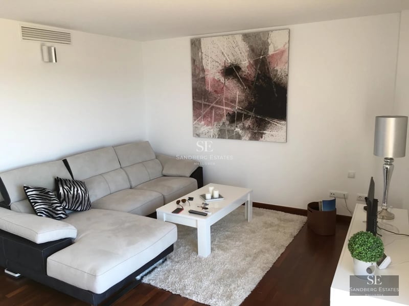 Salon lumineux avec grandes baies vitrées, piscine moderne et mobilier design. Architecture minimaliste et finitions de haute qualité.