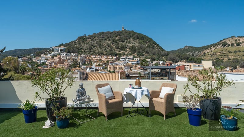 Exterior view of a modern villa with pool, lush garden and minimalist architectural design. Warm ambient lighting.