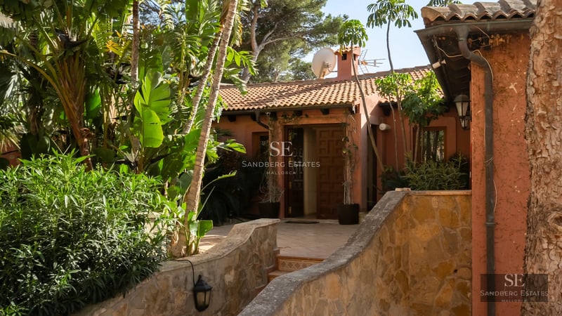 Exterior view of a modern villa featuring an infinity pool, lush garden, and minimalist architecture. Facade with large windows and clean lines.
