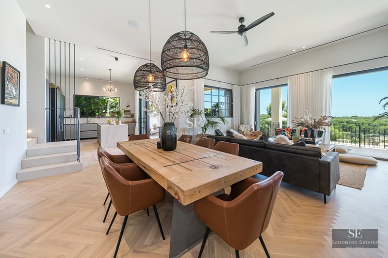 Vaste terrasse avec piscine à débordement, vue panoramique sur la mer. Design moderne et minimaliste. Idéal pour la détente et le divertissement.