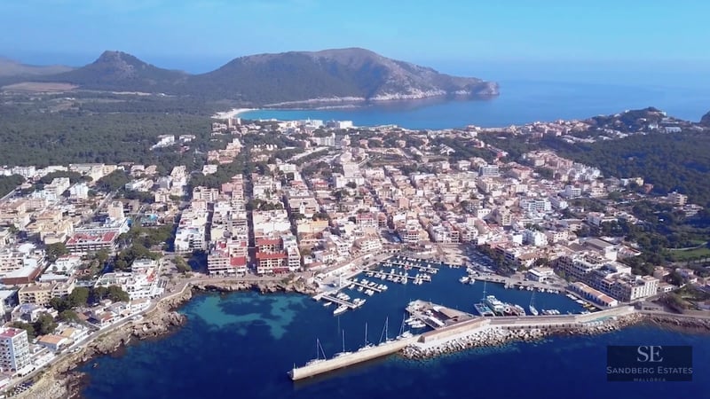 Spacious terrace with infinity pool, panoramic sea views, modern furniture, and elegant design. An oasis of tranquility and luxury.