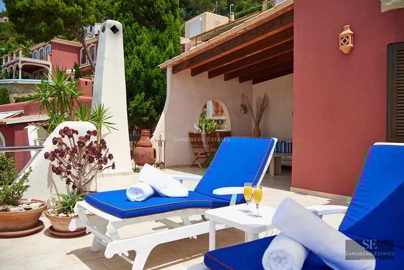 Spacious terrace with infinity pool. Modern design, sun loungers, panoramic views. Minimalist architecture and manicured landscaping.