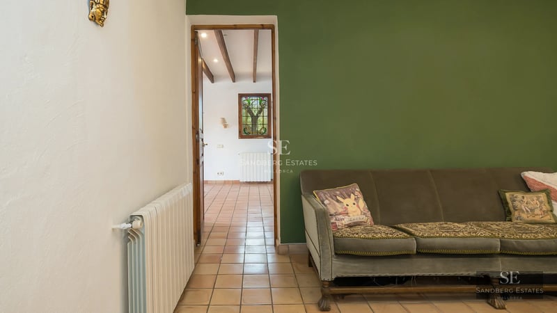 Exterior view of a luxurious house with infinity pool, manicured garden, and modern architecture. Ambient lighting.