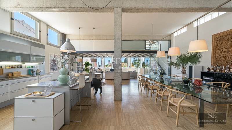 View of modern pool surrounded by wood and glass terrace, with minimalist architecture and lush vegetation. Bright and airy spaces.