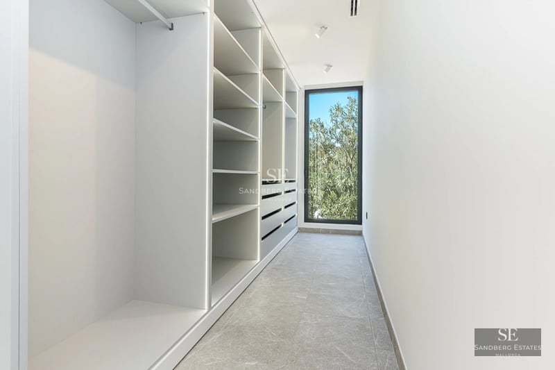 Extérieur villa moderne avec piscine à débordement, vastes terrasses, et design architectural minimaliste. Jardin luxuriant entoure la propriété.