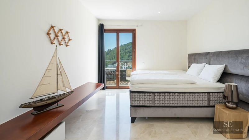 Exterior view of a modern house with a pool, wooden deck, and large windows. Lush garden. Contemporary and elegant design.