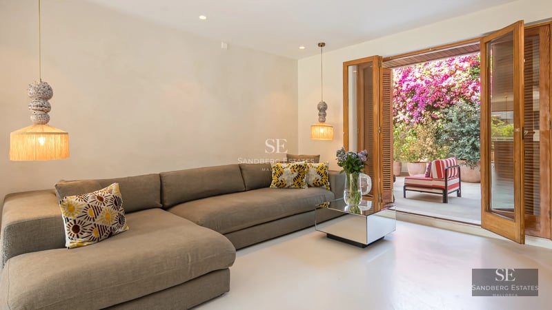 Exterior view of a modern villa with infinity pool, garden and large windows. Minimalist and elegant design.