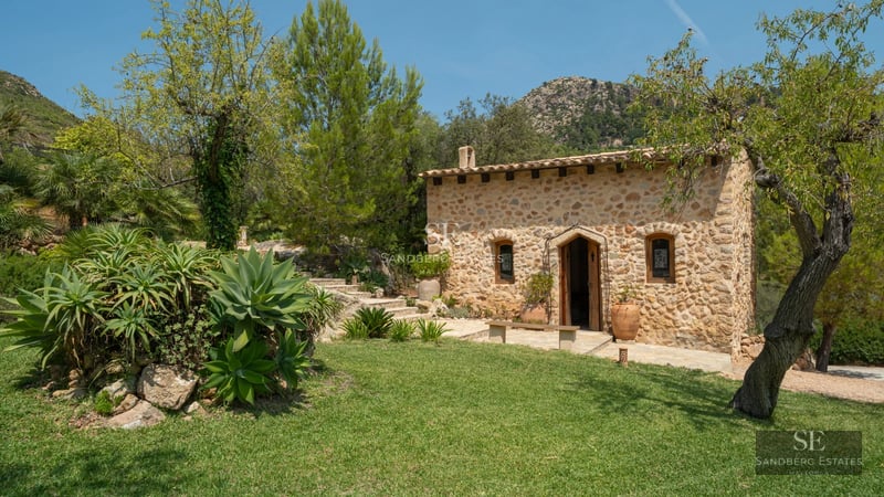 Exterior view of a modern house with pool. Large windows, minimalist architecture, reflecting pool and lush greenery.