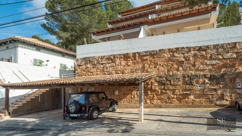 Spacious terrace with infinity pool, sun loungers, and panoramic sea views. Modern and elegant design with ambient lighting.