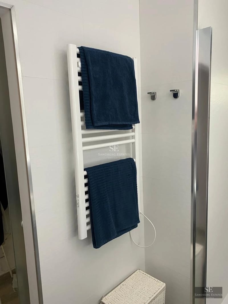 Spacious living room with fireplace, panoramic windows and designer furniture. Bright spaces and high-quality finishes.