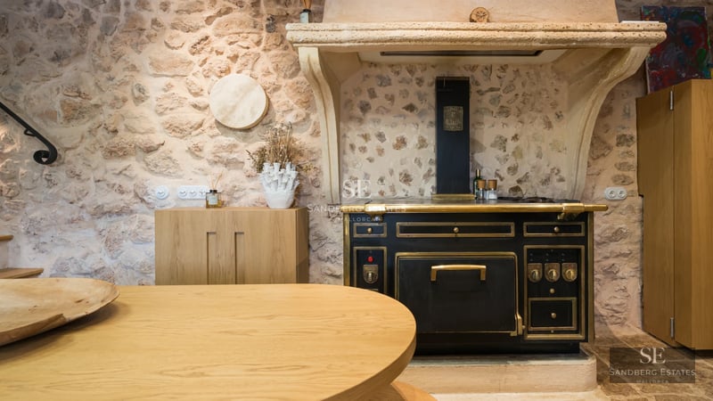 Modern facade with reflecting pool. Minimalist architecture, large windows, and elegant landscaping. Soft ambient lighting.