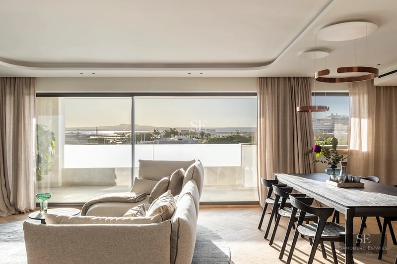 Infinity pool view, modern design, large solarium. Minimalist interior, luxury details, lush landscaping.