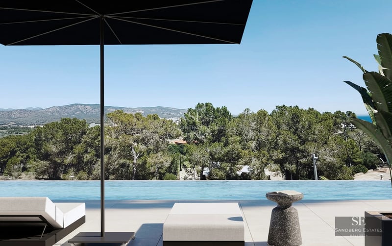 Spacious balcony with sea views. Modern furniture, glass railing and wood flooring. Ideal for outdoor relaxation.