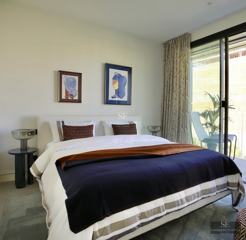 Spacious terrace featuring an infinity pool and panoramic sea views. Modern, minimalist architecture. Stylish outdoor furniture.