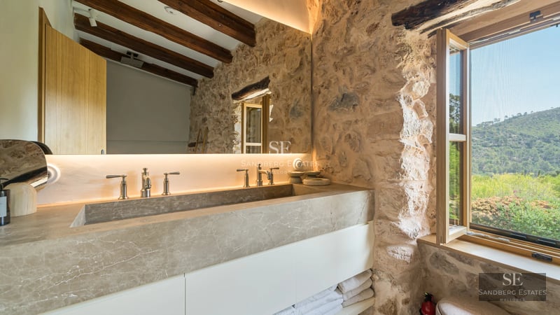 Exterior view of a modern villa with an infinity pool, lush garden, and minimalist architecture. Ideal for relaxation and entertainment.