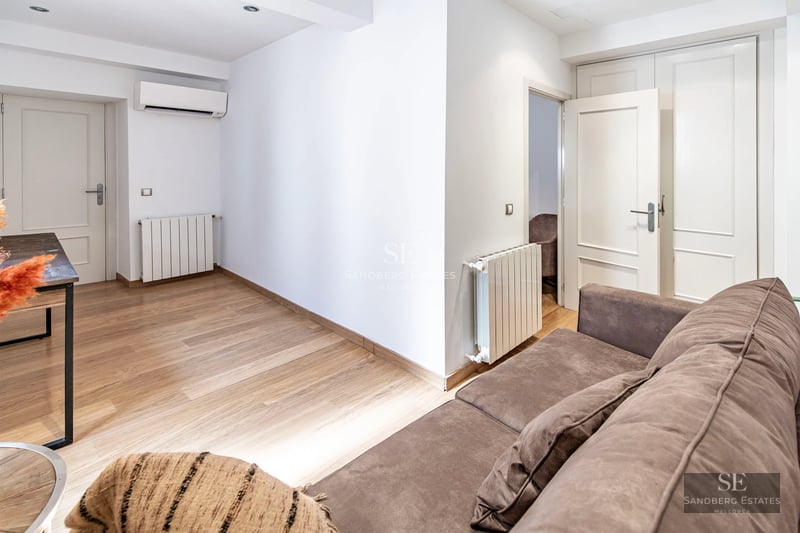 Bright, modern penthouse with large terrace. Panoramic sea views, infinity pool, and stylish furniture. Perfect for relaxation.