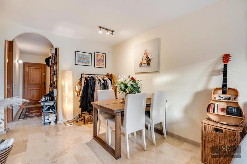 Extérieur moderne avec piscine à débordement et jardin luxuriant. Architecture minimaliste, lignes épurées et vue panoramique sur la mer.