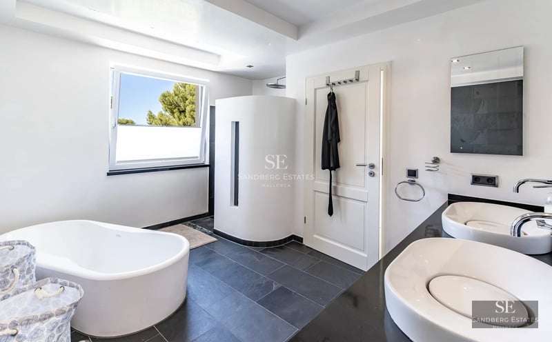 Expansive terrace with infinity pool, sun loungers, and panoramic sea views. Modern design with touches of wood and natural stone.