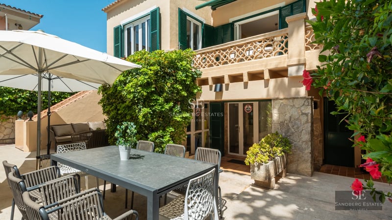 Exterior view of a modern villa with swimming pool. Minimalist architecture, large windows, lush garden, and elegant design.