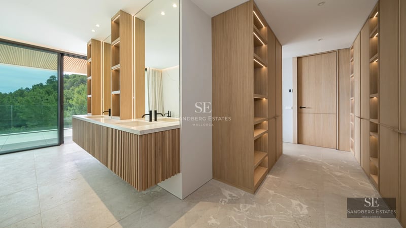 Exterior view of a luxurious villa featuring an infinity pool, manicured garden, and modern architecture. Elegant facade and large windows.