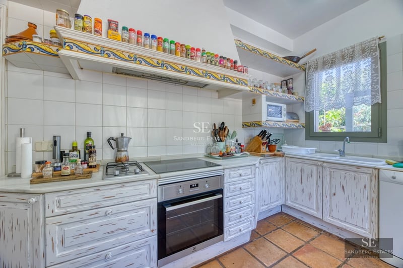 Exterior view of a modern villa with an infinity pool. Minimalist design, large windows, and lush greenery. Luxury and comfort.