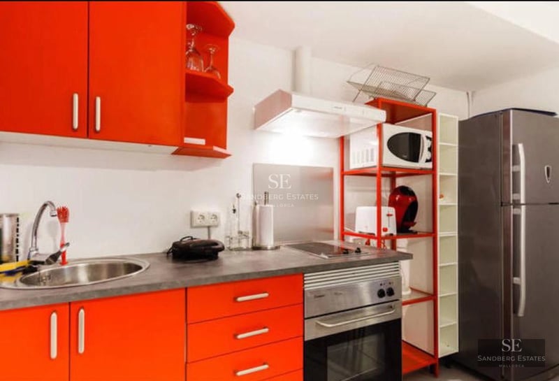 Exterior of a modern villa with infinity pool, palm trees and minimalist design. Soft ambient lighting.