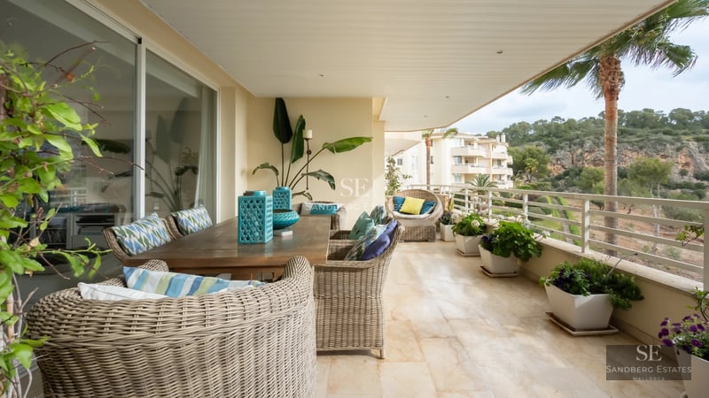 Exterior view of modern villa with infinity pool, lush garden, and minimalist architecture. Luxury and comfort in an exclusive setting.