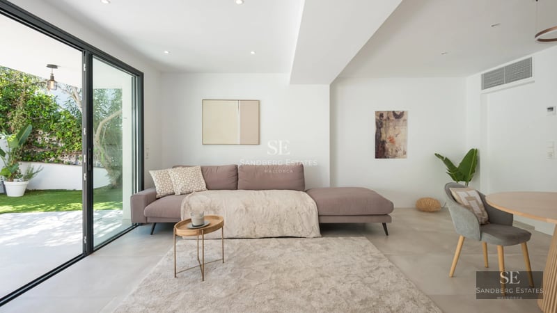 Exterior of a modern villa featuring an infinity pool, expansive windows, and lush gardens. Minimalist and elegant design.