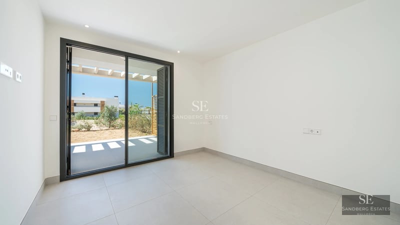 Spacious balcony with panoramic sea views. Modern design with glass railing, ideal for outdoor relaxation.