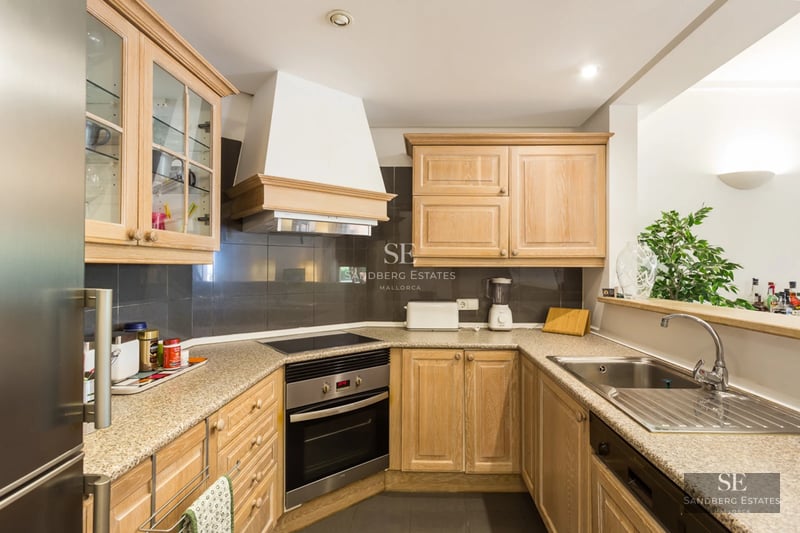 Exterior of modern villa with infinity pool. Minimalist architecture, large windows, and manicured landscaping. Ambient lighting.
