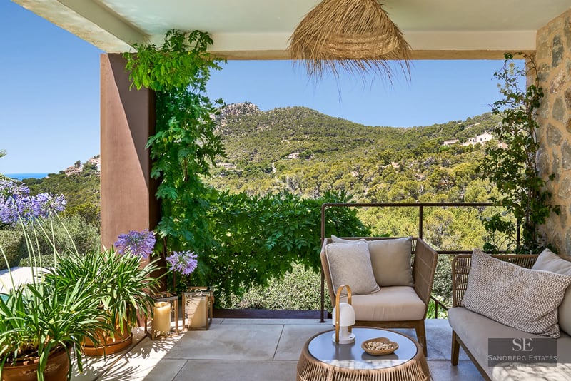 View of a modern villa with an infinity pool. Minimalist design, large windows and lush garden. Contemporary architecture.
