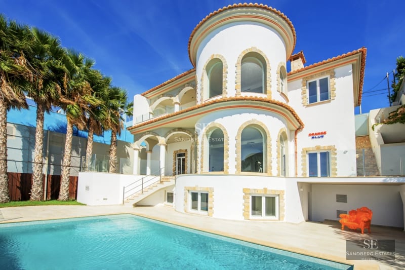 Bright living room with large windows, modern sofas, soft rug, and panoramic view. Elegant and comfortable design.