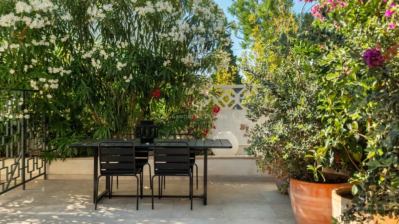 Aerial view of luxurious villa with infinity pool. Modern design, expansive gardens, and spectacular views. Contemporary architecture.