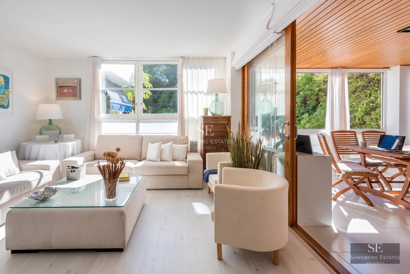 Modern facade with infinity pool and views. Minimalist design, large windows, lush gardens. Natural lighting.