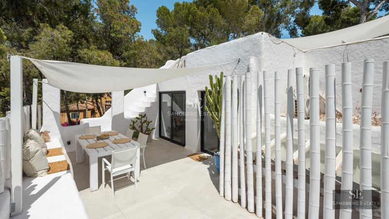 Spacious terrace with infinity pool and panoramic views. Modern design, natural lighting, and elegant outdoor furniture.