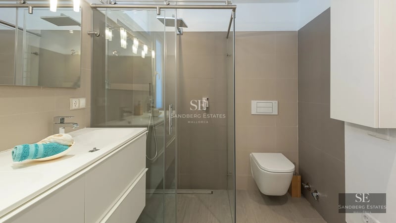 View of a modern villa with a pool, minimalist design, large windows, and lush garden. Luminous and elegant architecture.