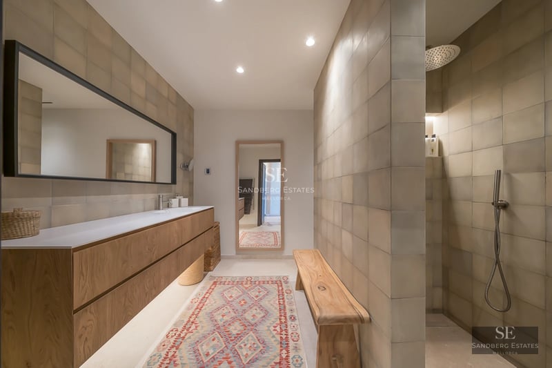 Grand balcon avec vue sur la mer. Mobilier d'extérieur moderne, garde-corps en verre et sol carrelé. Idéal pour se détendre et profiter.